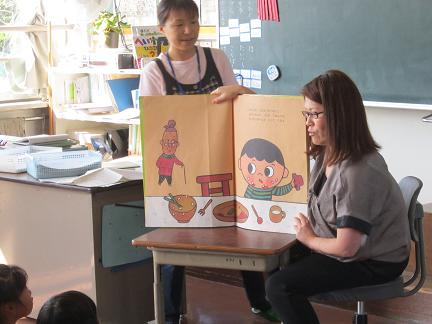 １年神谷さん、中西さん　「だんごどっこいしょ」「もったいないばあさん」「みんなうんち」