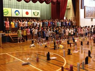 全校児童で校歌を心を込めて歌いました。 全校児童で校歌を心を込めて歌いました。