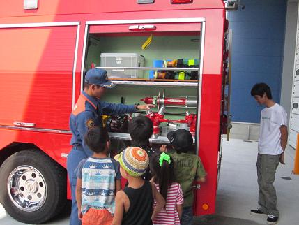 消防車の説明を聞いています