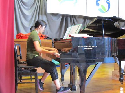 伴奏の大石彩乃先生