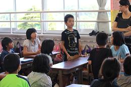 意見を発表。みんな話す子を向いて聴いています。